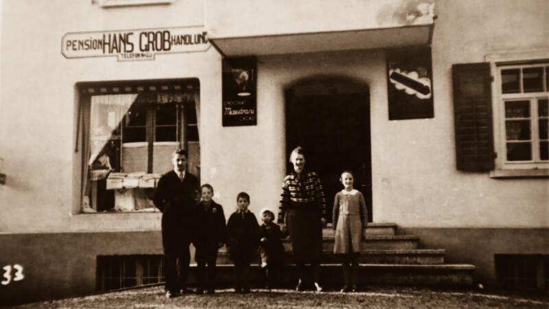 Bahnhofstrasse 40 um 1947 mit Familie Grob im Vordergrund