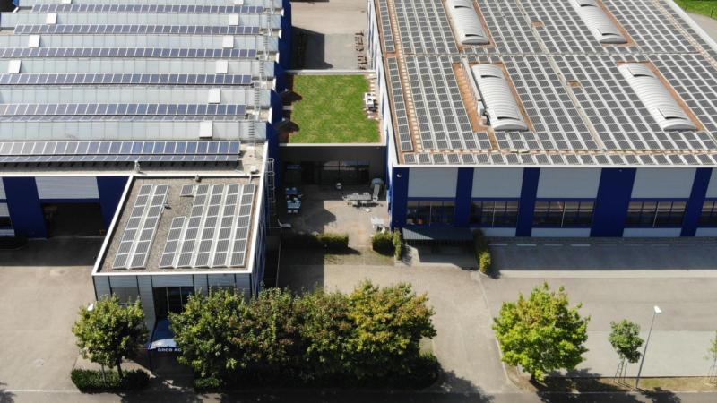 Obenansicht GROB AG mit Solarpanels